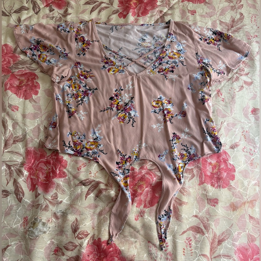 Mudd Women’s Pink Floral Tie Front Crop Top